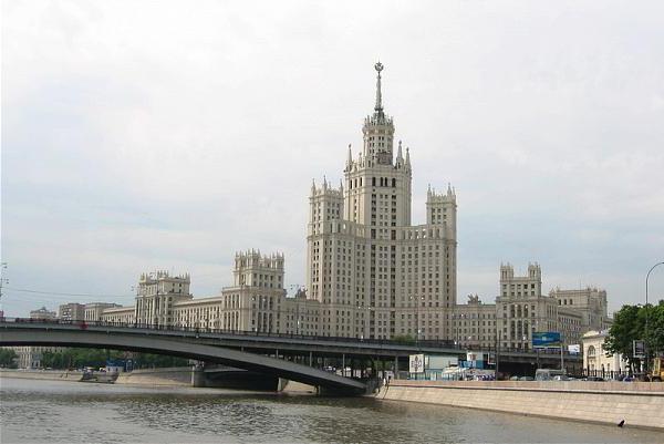 hoeveel stalinistische wolkenkrabbers in Moskou