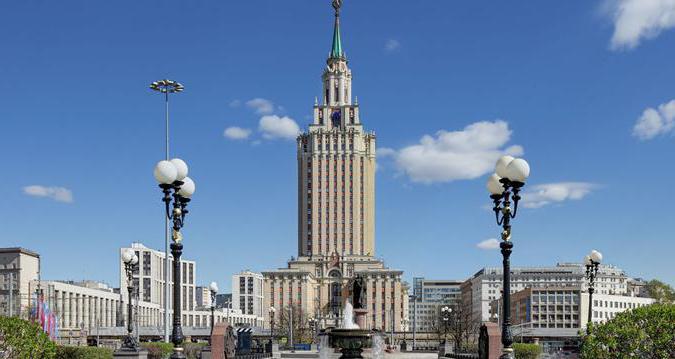 Stalinistische Wolkenkratzer in Moskau Foto