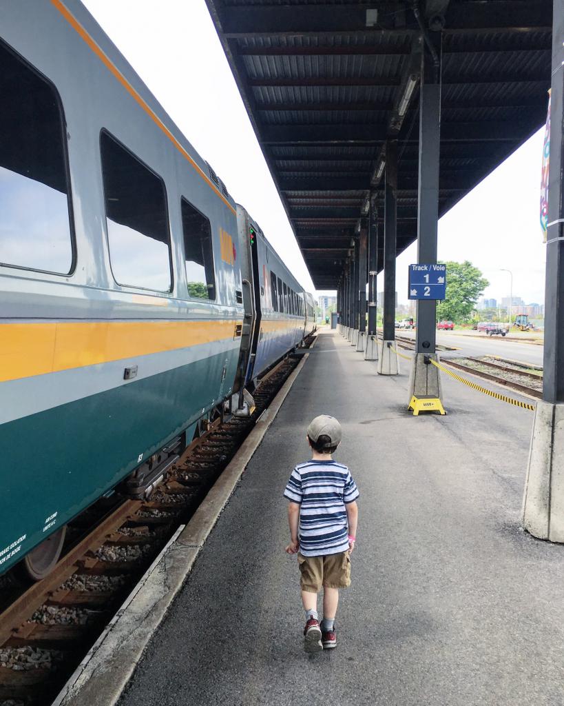 Kind op het platform