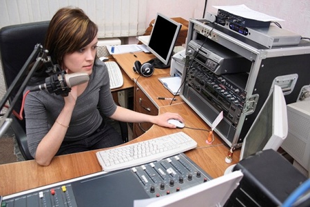 hoe een radiozender te organiseren